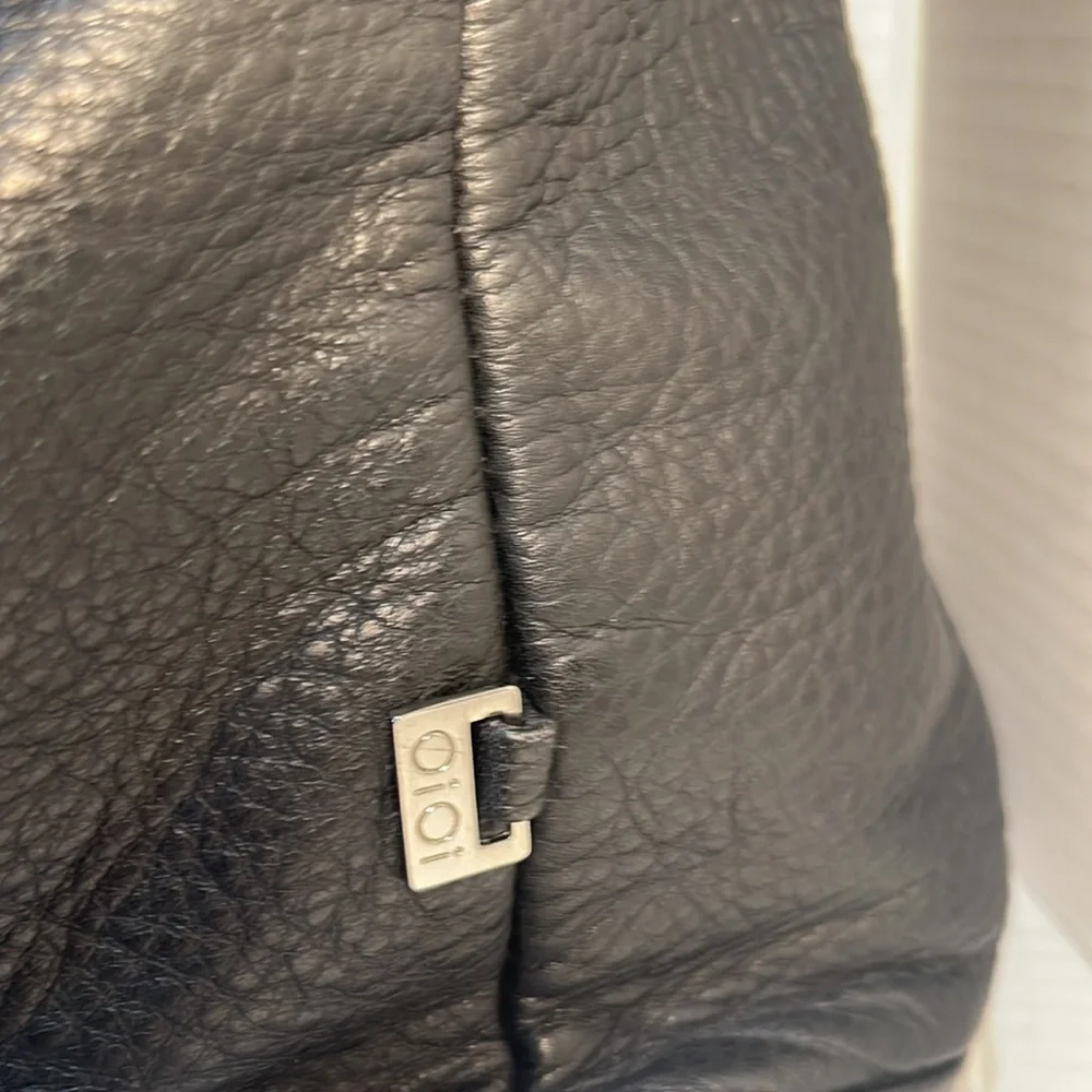 OiOI Australia Pompeian Leather Diaper Bag black with stroller straps